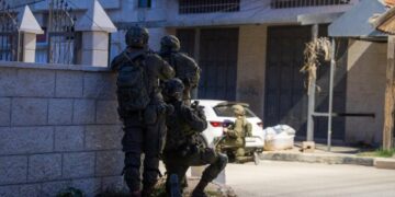 מבזקן 12צה"ל: במהלך מבצע נרחב בעיר קלקיליה, בהשתתפות 3 גדודים, נוטרל מחבל שהשליך חפץ חשוד לעבר הכוח. בוצעו מעצרים במרחב....