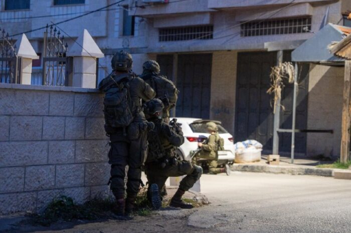 מבזקן 12צה"ל: במהלך מבצע נרחב בעיר קלקיליה, בהשתתפות 3 גדודים, נוטרל מחבל שהשליך חפץ חשוד לעבר הכוח. בוצעו מעצרים במרחב....