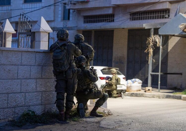 מבזקן 12צה"ל: במהלך מבצע נרחב בעיר קלקיליה, בהשתתפות 3 גדודים, נוטרל מחבל שהשליך חפץ חשוד לעבר הכוח. בוצעו מעצרים במרחב....