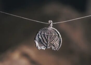 Pendentif en plomb de 1 300 ans décoré d&rsquo;une menorah découvert sur le Mont du Temple
