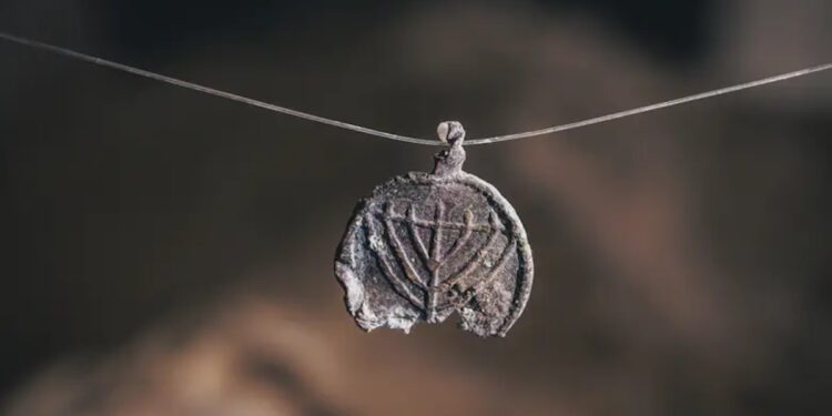 Pendentif en plomb de 1 300 ans décoré d&rsquo;une menorah découvert sur le Mont du Temple