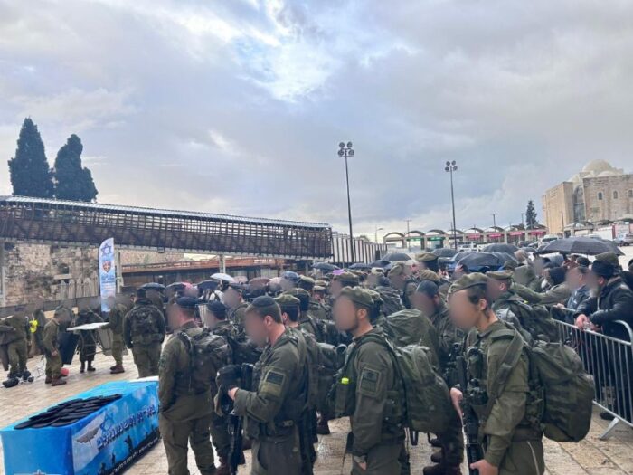 אלי הירשמןבגשם שוטף: עם סיום ההכשרה, המחזור השני של החטיבה החרדית "החשמונאים" סיים את מסע הכומתה בכותל המערבי@N12chat...