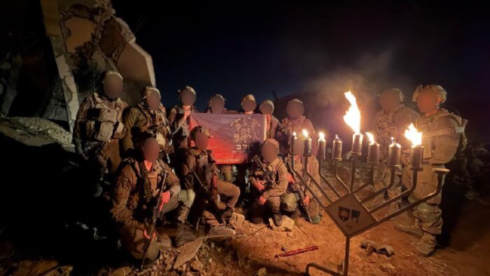 ניר דבוריבנקודה שבה אירעה בחאן יונס התקרית הקשה בחודש יוני האחרון, ובה נפלו שבעה לוחמי גדוד ההנדסה 605, התכנסו הערב מפקד...