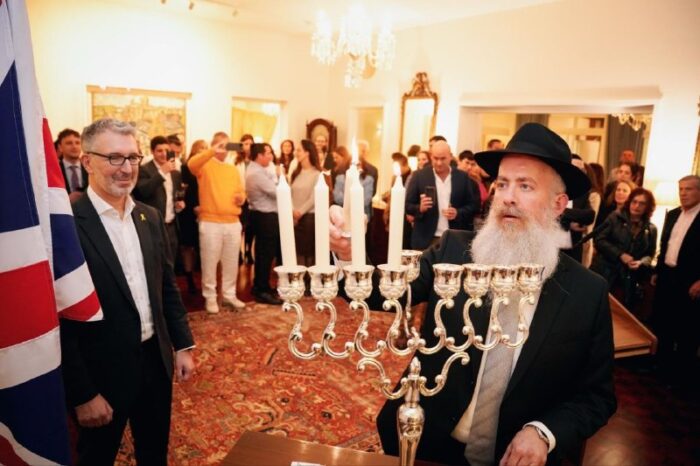 קרן בצלאלשגריר בריטניה בישראל סיימון וולטרס ערך הדלקת נרות בביתו, והתייחס לאנטישמיות הגואה באירופה. הוא סיפר על מאבקה של...