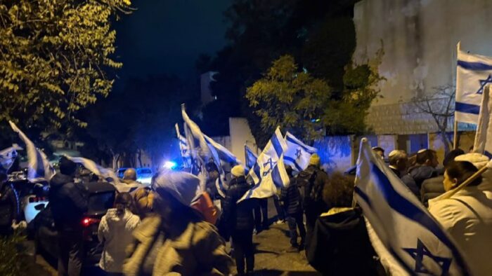 אור רבידמהפגנה מול ביתו של ראש עיריית חיפה יונה יהב במחאה על התנהלות העירייה@N12chat...