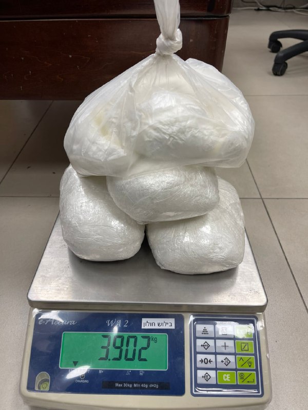 מבזקן 12המשטרה תפסה כמעט 4 ק"ג קוקאין בשווי 1.6 מיליון שקלים במבנה ביפו. שני האחים החשודים נעצרו. במקום נמצאו גם כסף מזו...