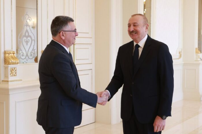 תומר אלמגורשר החוץ גדעון סער נפגש עם נשיא אזרבייג׳ן אילהם אלייב במעונו הרשמי שבבאקו. בפגישה דנו השניים בין השאר על העמקת...