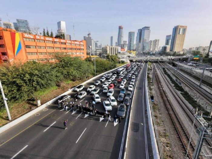 אדר גיציסבמחאה על הפשיעה בחברה הערבית: מפגינים חוסמים את איילון דרום באזור לה גווארדיה@N12chat...