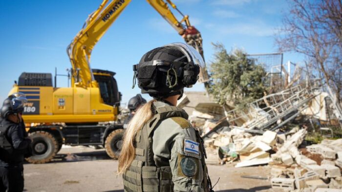 מבזקן 12"מגן הבירה": מבצע אכיפה רחב היקף בעוטף ירושלים: מאות לוחמי מג"ב פשטו על כפר עקב במסגרת מבצע לחיזוק המשילות בקו ה...