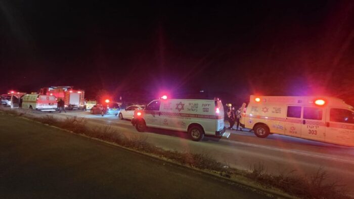 מבזקן 12תיעוד נוסף מזירת התאונה הקשה, סמוך לאלעד. צילום: מד"א@N12chat...