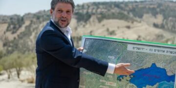 Un journaliste israélien de gauche constate les succès de Smotrich en Judée Samarie – et les déplore