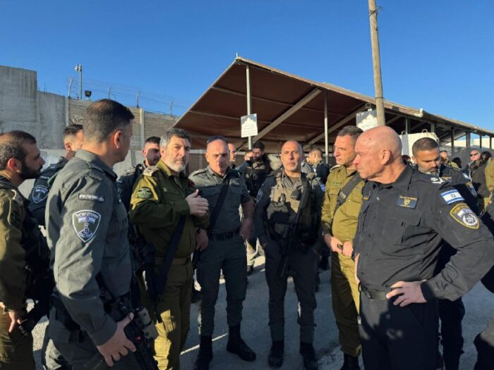 ניצן שפירא מתאם פעולות הממשלה בשטחים אלוף יורם הלוי, ראש המנהל האזרחי תת-אלוף הישאם אבראהים, מפקד מחוז ירושלים ניצב אביש...