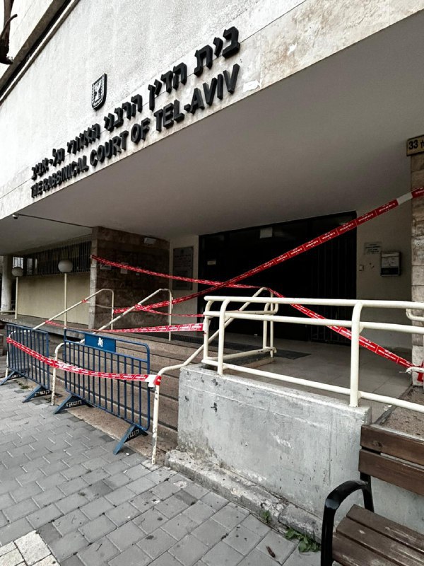 מבזקן 12 הכניסה לבית הדין הרבני בתל אביב נחסמה בסרט סימון במחאה על חוק בתי הדין הדתיים. מתנועת "בונות אלטרנטיבה" נמסר: "...