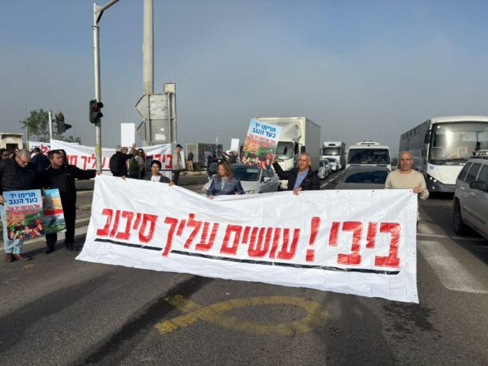 אור רבידעשרות מפגינים התכנסו בצומת נהלל במחאה נגד הכוונה לאשר הקמת שדה תעופה בין לאומי בעמק יזרעאל, במקביל לקידום שדה תע...