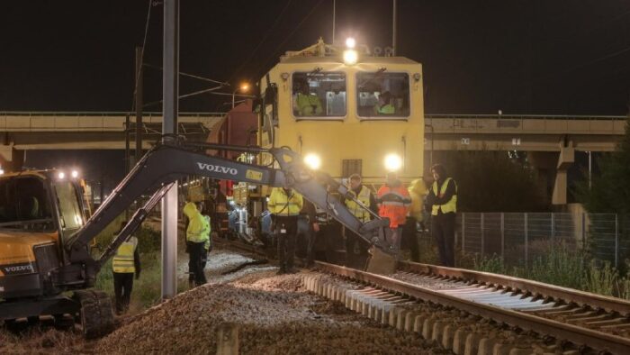 מבזקן 12רכבת ישראל: בהמשך לנפילת נפל היירוט אמש באזור גנות, אנו מעדכנים כי עבודות התיקון במוקד הסתיימו ותנועת הרכבות חוז...