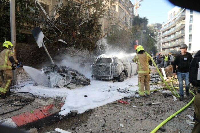 הילי קרןצוותי כיבוי וחילוץ ביצעו סריקות לשלילת לכודים במספר בניינים שספגו פגיעת הדף בזירה בתל אביב, וכיבו אש שאחזה במספר...