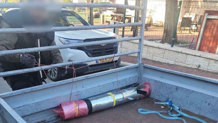 מבזקן 12המשטרה: ראש נפץ של מיירט שנפל לאחר מטח אמש, נלקח בידי אזרח לביתו. שוטרים איתרו את החשוד, אספו את הפריט והשמידו א...