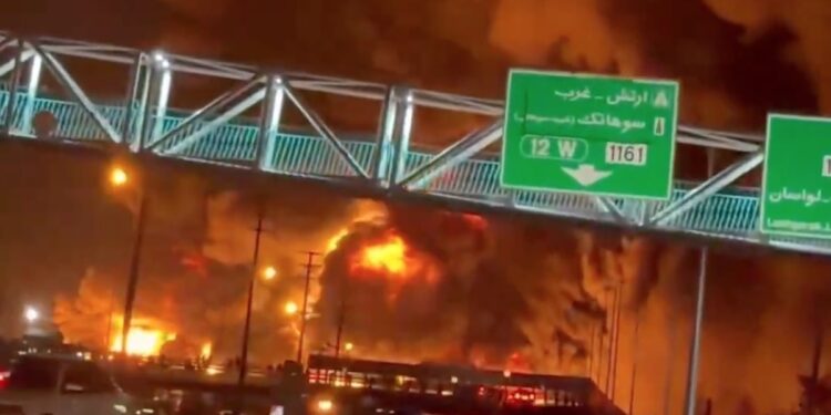 Ce que les médias oublient d’expliquer au sujet des frappes israéliennes sur le pétrole iranien