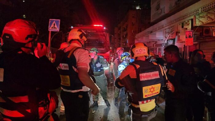 מבזקן 12מד"א: "הגענו במהירות לזירה וראינו מכתש בכביש ומסביב שברי אבנים על הקרקע בכל עבר. במקום הייתה אישה שנפצעה בראשה מ...