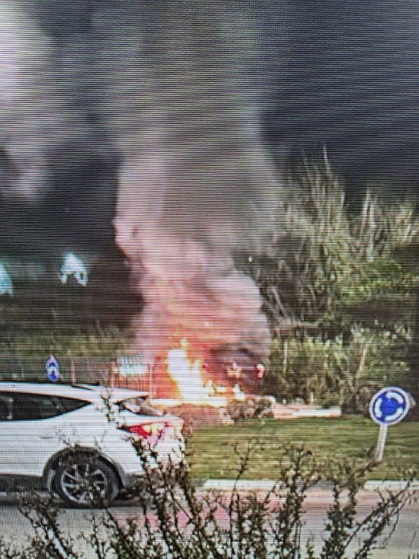 ניצן שפירארכב התנגש בגדר ועלה באש במהלך אזעקה בנס ציונה. שני בני אדם נפצעו קל ופונו לבית החולים@N12chat...