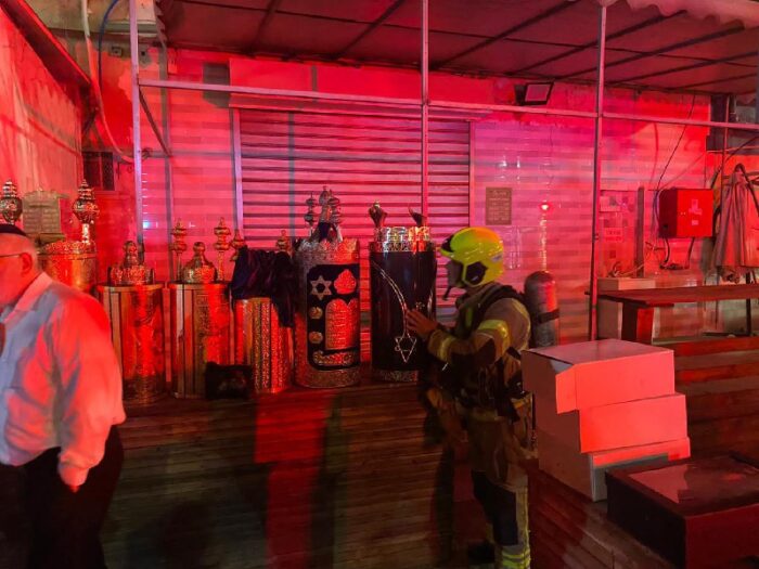 מבזקן 12לוחמי כיבוי חילצו חמישה ספרי תורה משרפה בבית כנסת ברמלה, שנשרף כליל. "הגענו לזירה מאתגרת מאוד עם מטען אש גבוה סמ...